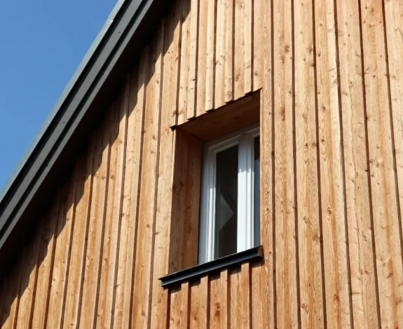 Villa med ytterpaneler i trä som nyligen genomgått ett fasadbyte i Borås och Göteborg