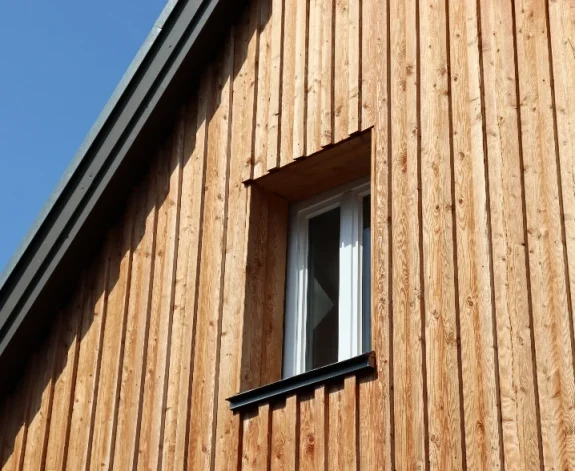 Villa med ytterpaneler i trä som nyligen genomgått ett fasadbyte i Borås och Göteborg. Takläggare Borås.